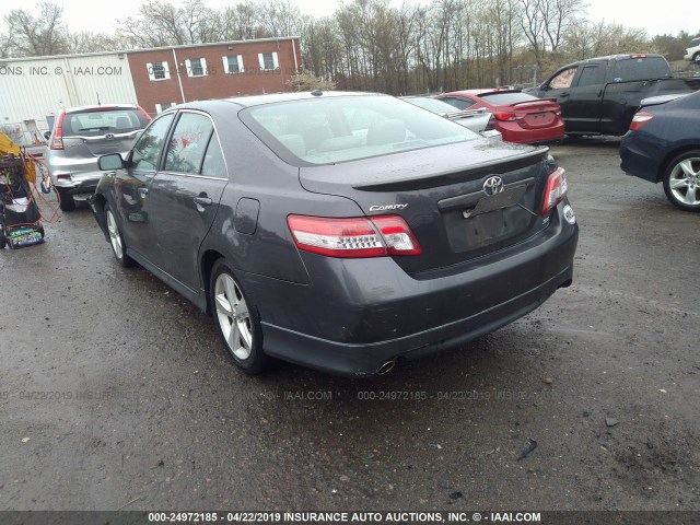 4T1BK3EK2BU117682 - 2011 TOYOTA CAMRY SE/LE/XLE GRAY photo 3