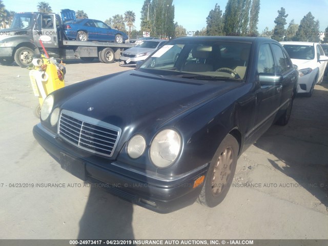 WDBJF65F0WA667283 - 1998 MERCEDES-BENZ E 320 BLUE photo 2