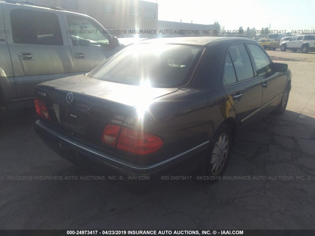 WDBJF65F0WA667283 - 1998 MERCEDES-BENZ E 320 BLUE photo 4