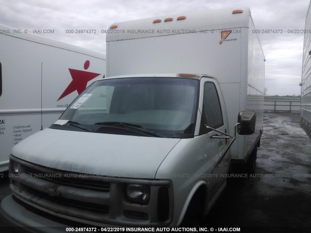 1GBJG31R111231780 - 2001 CHEVROLET EXPRESS CUTAWAY G3500 WHITE photo 2