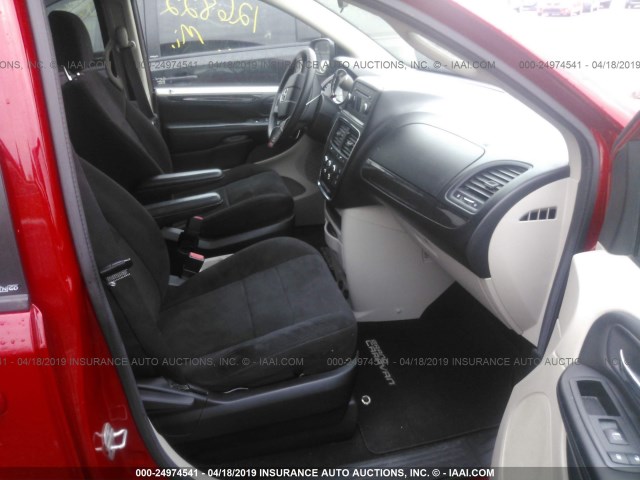 2C4RDGCG0DR502466 - 2013 DODGE GRAND CARAVAN SXT RED photo 5