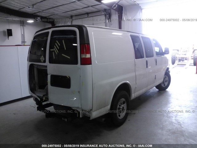 1GTGG25C691151022 - 2009 GMC SAVANA G2500 WHITE photo 4