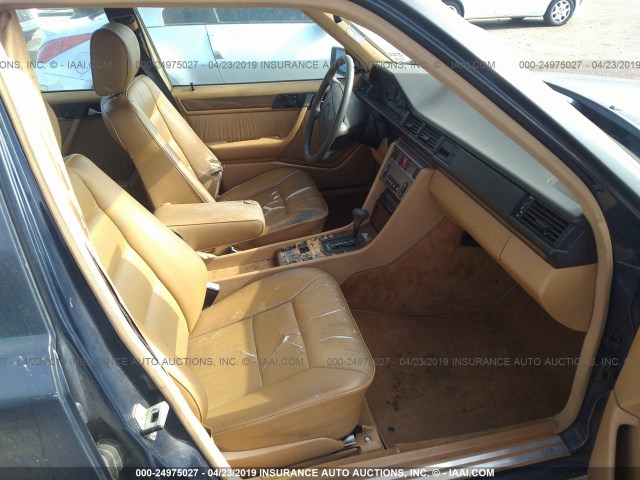 WDBEA30D6LB116060 - 1990 MERCEDES-BENZ 300 E Navy photo 5