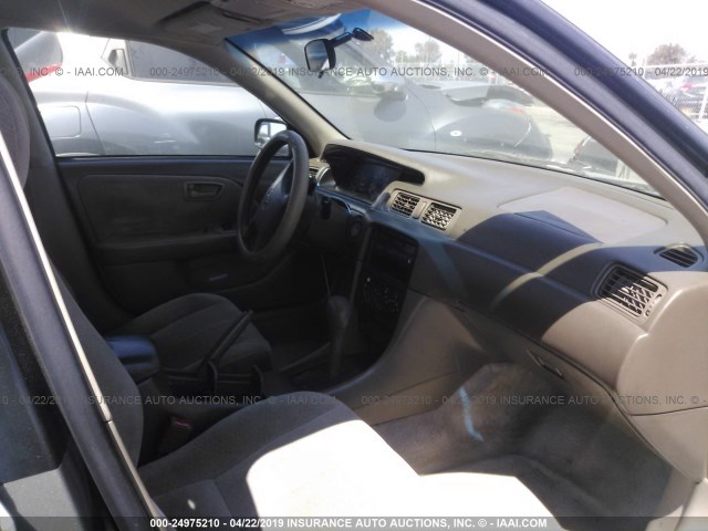 JT2BG22K8V0057898 - 1997 TOYOTA CAMRY LE/XLE Bej foto 5