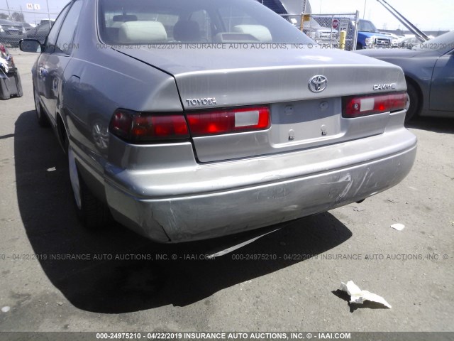 JT2BG22K8V0057898 - 1997 TOYOTA CAMRY LE/XLE Bej foto 6