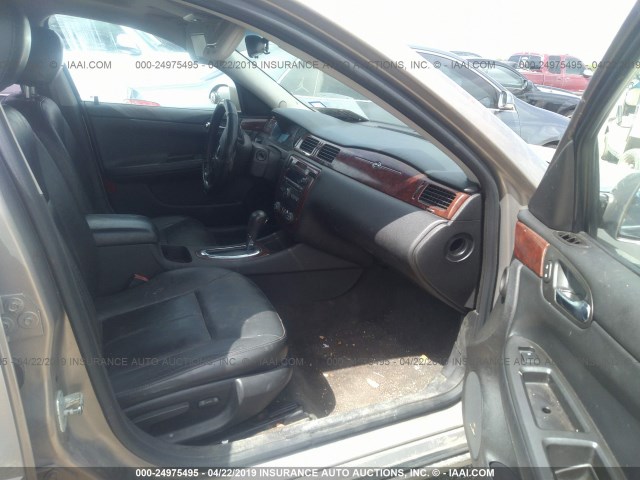 2G1WU581569135541 - 2006 CHEVROLET IMPALA LTZ BROWN photo 5