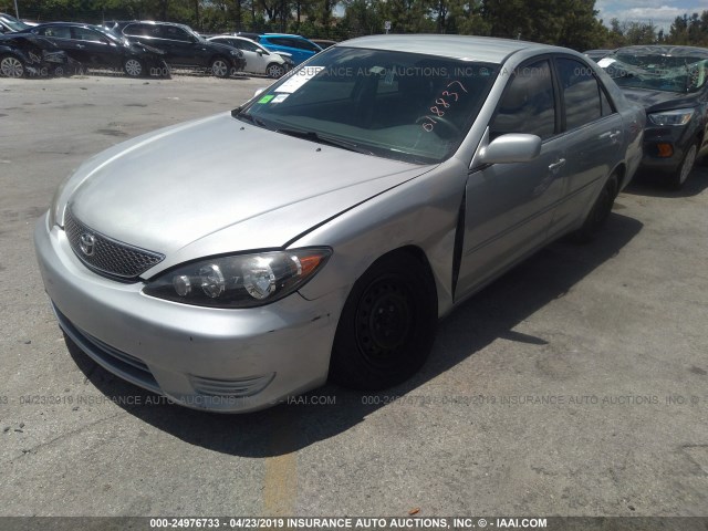 4T1BE30KX6U683495 - 2006 TOYOTA CAMRY LE/XLE/SE SILVER photo 2