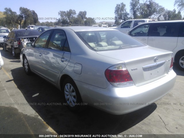 4T1BE32K55U013896 - 2005 TOYOTA CAMRY LE/XLE/SE SILVER photo 3