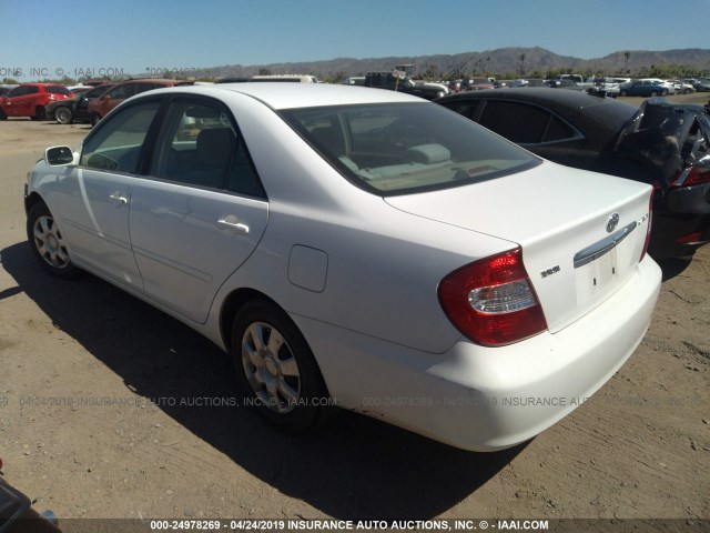 JTDBE32K740252263 - 2004 TOYOTA CAMRY LE/XLE WHITE photo 3