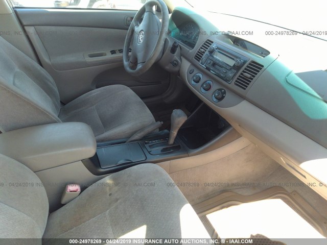 JTDBE32K740252263 - 2004 TOYOTA CAMRY LE/XLE WHITE photo 5