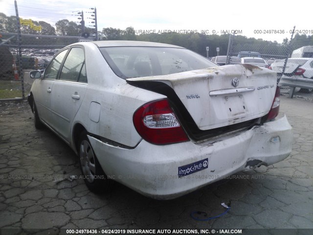 JTDBE32K220100615 - 2002 TOYOTA CAMRY LE/XLE/SE WHITE photo 3