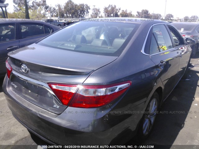 4T1BF1FK3HU617625 - 2017 TOYOTA CAMRY LE/XLE/SE/XSE GRAY photo 4