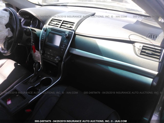 4T1BF1FK3HU617625 - 2017 TOYOTA CAMRY LE/XLE/SE/XSE GRAY photo 5