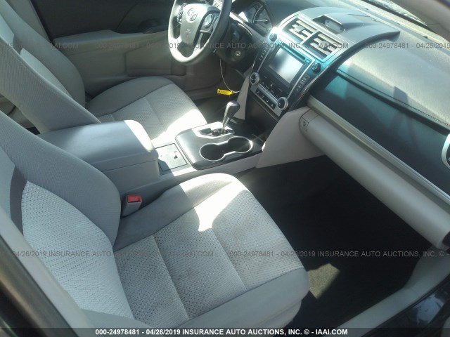 4T4BF1FK6ER439940 - 2014 TOYOTA CAMRY L/SE/LE/XLE 灰色 照片 5