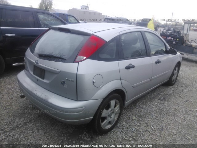 1FAFP37N86W147347 - 2006 FORD FOCUS ZX5 SILVER photo 4