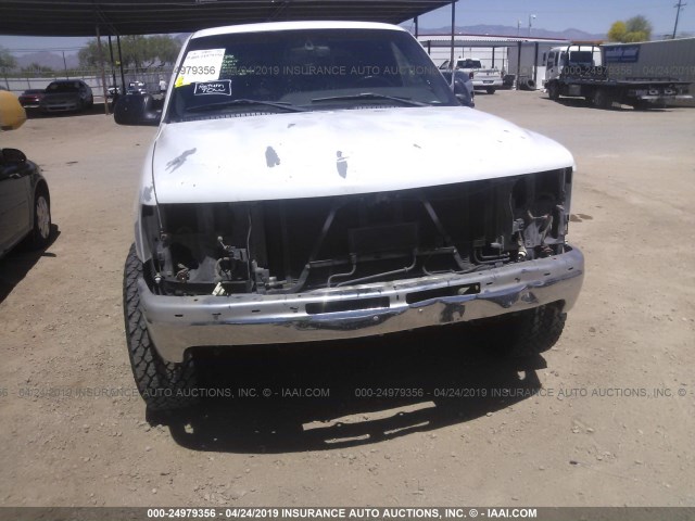 2GCEC19T821188841 - 2002 CHEVROLET SILVERADO C1500 WHITE photo 6