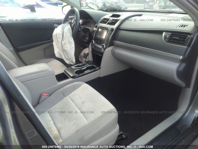 4T1BF1FK6EU798991 - 2014 TOYOTA CAMRY L/SE/LE/XLE 灰色 照片 5