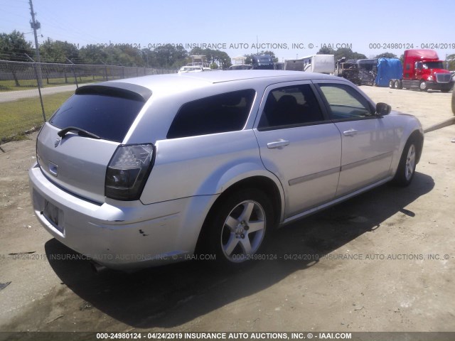 2D4FV47T56H512699 - 2006 DODGE MAGNUM SE SILVER photo 4