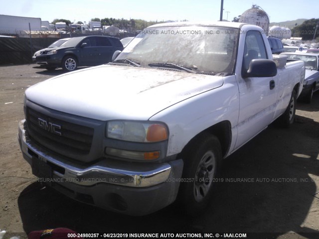 1GTEC14V35Z302717 - 2005 GMC NEW SIERRA C1500 WHITE photo 2