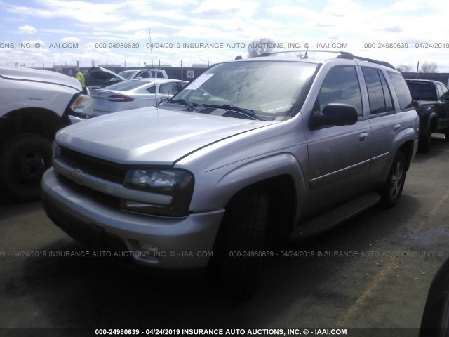 1GNDT13S852231436 - 2005 CHEVROLET TRAILBLAZER LS/LT SILVER photo 2