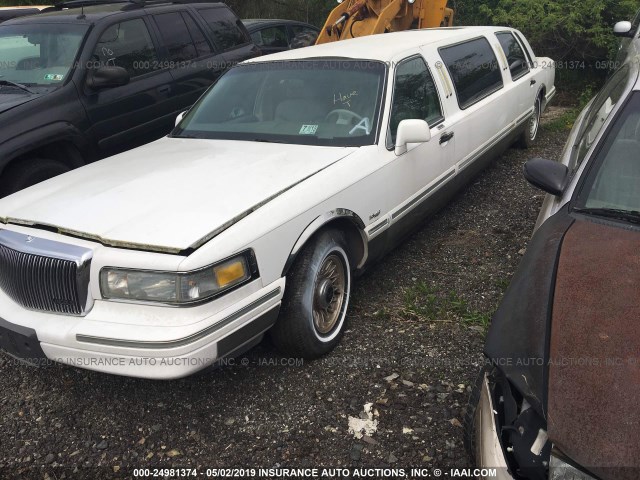 1LNLM81W6SY601142 - 1995 LINCOLN TOWN CAR EXECUTIVE Белый фото 2