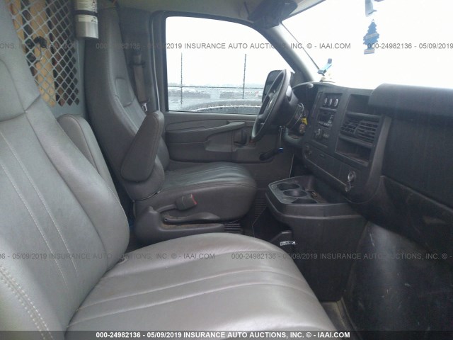 1GCSGAFX4D1181828 - 2013 CHEVROLET EXPRESS G1500  WHITE photo 5