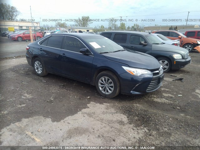 4T1BF1FK2HU628051 - 2017 TOYOTA CAMRY LE/XLE/SE/XSE Dark Blue photo 1