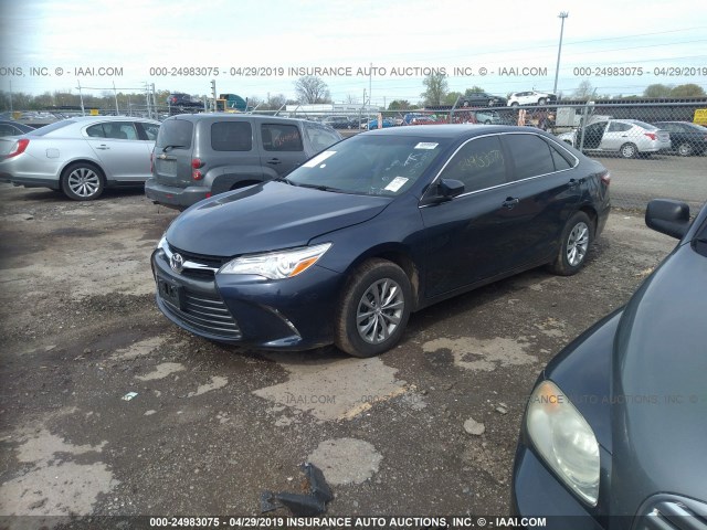 4T1BF1FK2HU628051 - 2017 TOYOTA CAMRY LE/XLE/SE/XSE Dark Blue photo 2