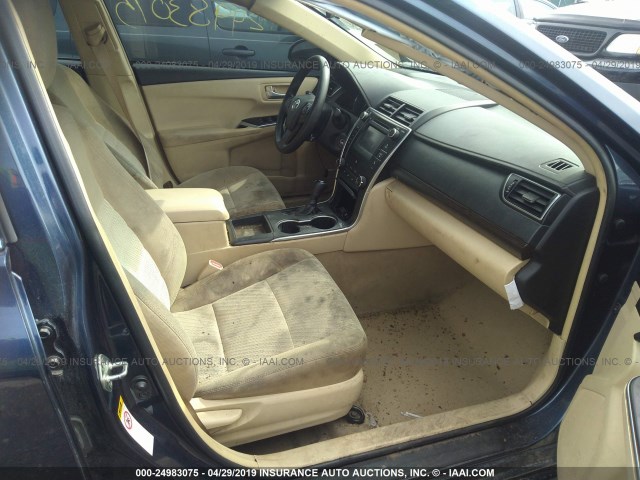 4T1BF1FK2HU628051 - 2017 TOYOTA CAMRY LE/XLE/SE/XSE Dark Blue photo 5