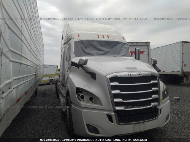 3AKJHHDR1JSJP8985 - 2018 FREIGHTLINER CASCADIA 126  WHITE photo 1