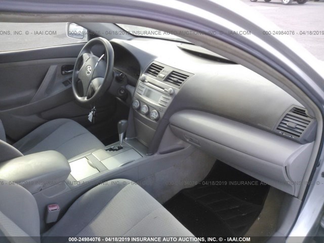 4T1BF3EK3BU162621 - 2011 TOYOTA CAMRY SE/LE/XLE SILVER photo 5