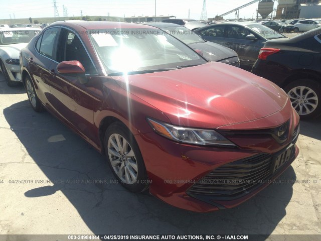 4T1B11HK6JU583360 - 2018 TOYOTA CAMRY L/LE/XLE/SE/XSE RED photo 1