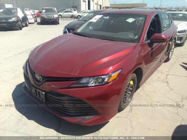 4T1B11HK6JU583360 - 2018 TOYOTA CAMRY L/LE/XLE/SE/XSE RED photo 2