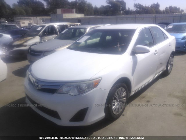 4T4BF1FK6CR238665 - 2012 TOYOTA CAMRY SE/LE/XLE WHITE photo 2