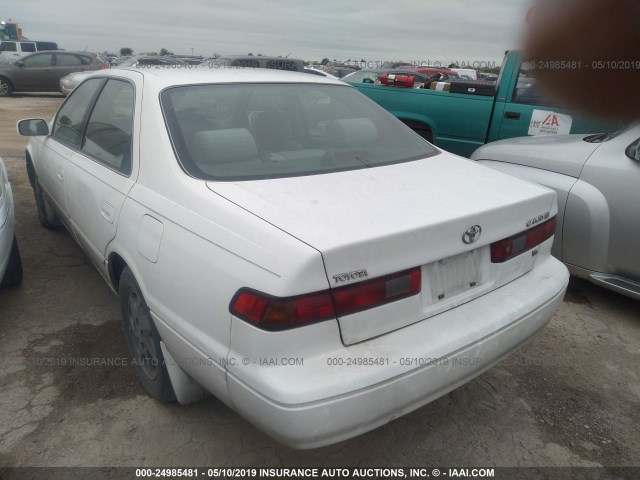 JT2BF22K6X0209666 - 1999 TOYOTA CAMRY LE/XLE WHITE photo 3