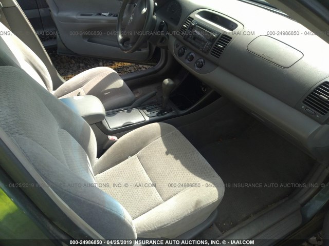 JTDBE32K930159811 - 2003 TOYOTA CAMRY LE/XLE GREEN photo 5