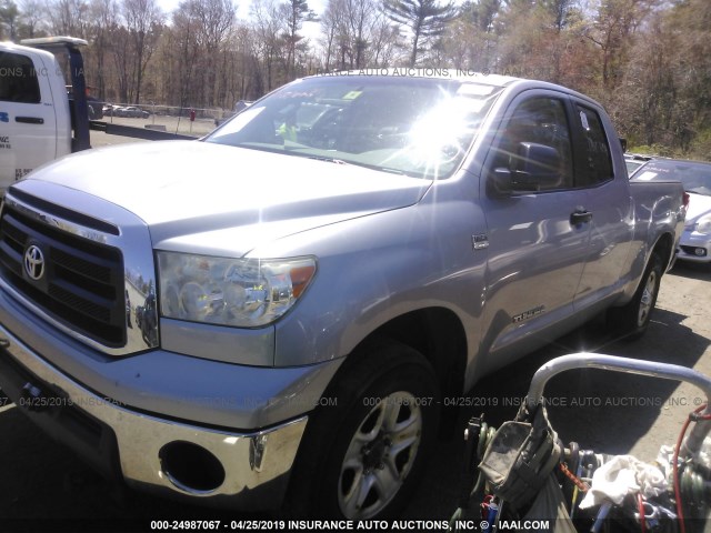 5TFUM5F19AX007430 - 2010 TOYOTA TUNDRA DOUBLE CAB SR5 SILVER photo 2