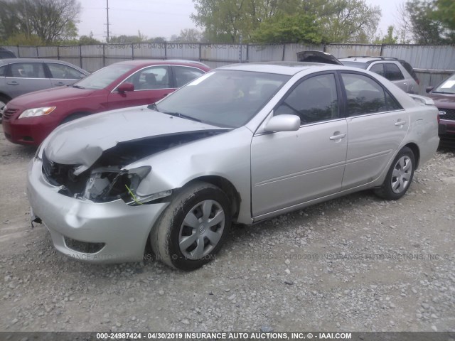 4T1BE32K85U548754 - 2005 TOYOTA CAMRY LE/XLE/SE SILVER photo 2