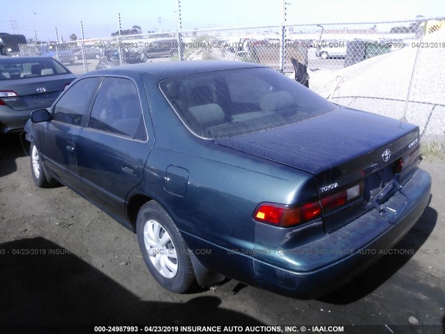 JT2BG22K2W0246466 - 1998 TOYOTA CAMRY CE/LE/XLE GREEN photo 3