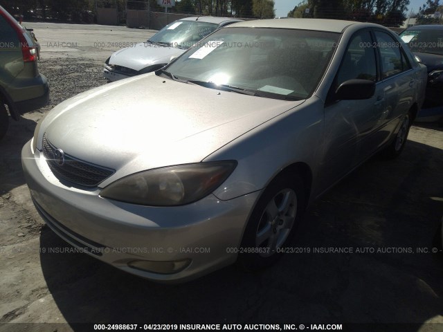 JTDBE32K020113816 - 2002 TOYOTA CAMRY LE/XLE/SE SILVER photo 2