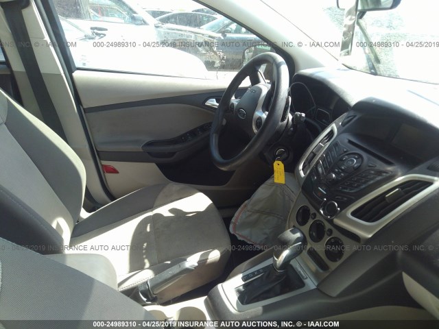 1FADP3K25EL254456 - 2014 FORD FOCUS SE WHITE photo 5