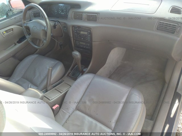 4T1BF28K11U961303 - 2001 TOYOTA CAMRY LE/XLE GOLD photo 5