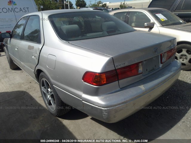 4T1BG22K4YU703776 - 2000 TOYOTA CAMRY CE/LE/XLE ვერცხლისფერი ფოტო 3