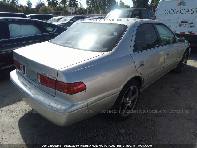 4T1BG22K4YU703776 - 2000 TOYOTA CAMRY CE/LE/XLE ვერცხლისფერი ფოტო 4