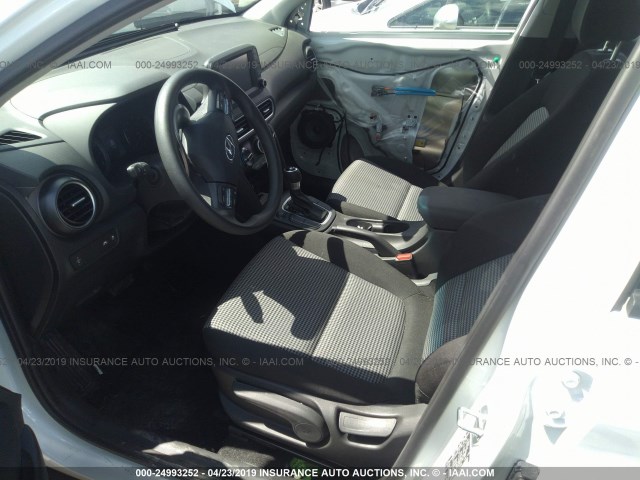 KM8K12AAXKU256596 - 2019 HYUNDAI KONA SE WHITE photo 5