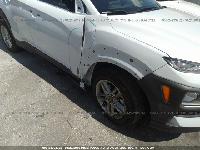 KM8K12AAXKU256596 - 2019 HYUNDAI KONA SE WHITE photo 6