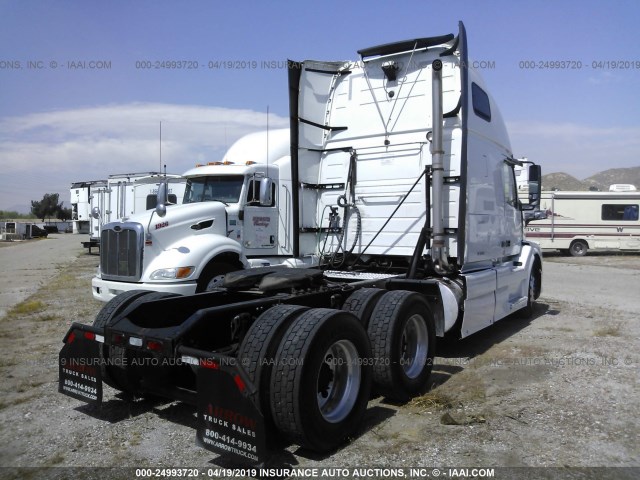 4V4NC9TG0DN558146 - 2013 VOLVO VN WHITE photo 4