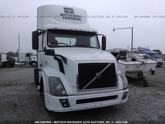 4V4NC9EH9CN559705 - 2012 VOLVO VN WHITE photo 1