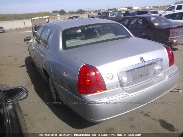 1LNHM81W03Y648173 - 2003 LINCOLN TOWN CAR EXECUTIVE SILVER photo 3