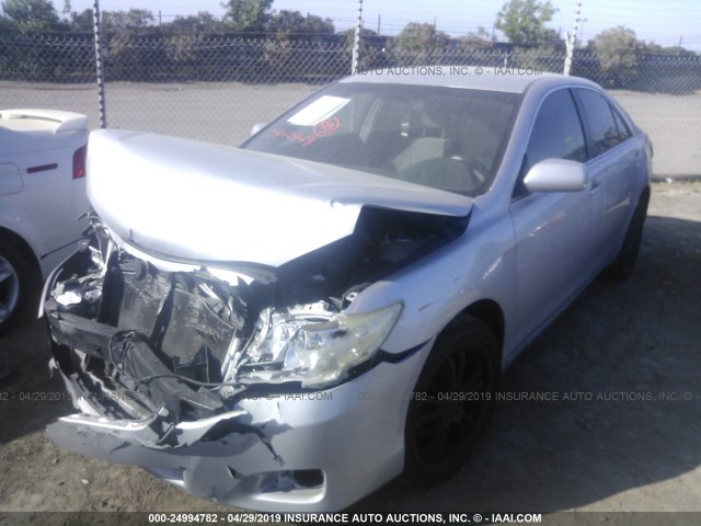 4T1BF3EK6AU085659 - 2010 TOYOTA CAMRY SE/LE/XLE SILVER photo 2